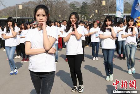 女教师已下架给学生戴小蜜蜂视频